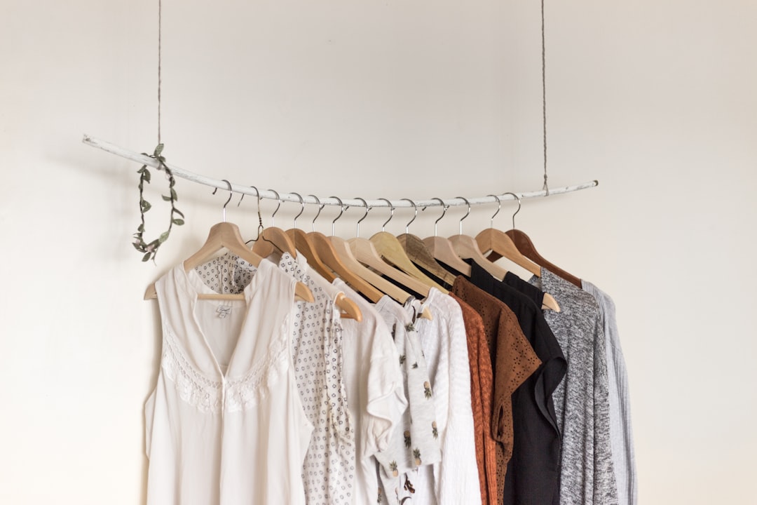 Capsule wardrobe 2026: 10 basisprodukter der matcher alt